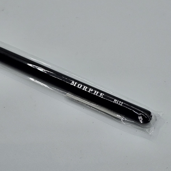 Morphe M433 Firm Blending Fluff Eyeshadow Brush - Picture 3 of 5
